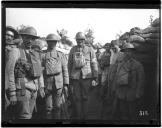 Militares junto a barricada de sacos.