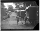 Militares junto a fila de viaturas.