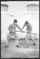Dois soldados num treino com sabre-baioneta.