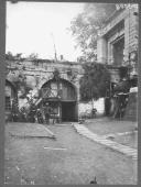 Edifício em pedra com militares e cão à porta.