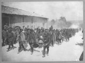 Grupo de militares em marcha.