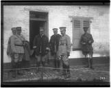 Grupo de oficiais com coronel ao centro.