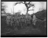 Grupo de militares nas trincheiras.