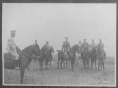 Grupo de militares a cavalo.