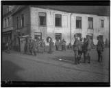 Militares junto a edificio.