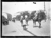 "Cavalaria policiando as ruas".