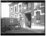 Ambulância à porta do hospital militar.