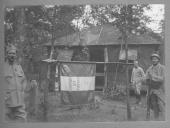 Militares em zona de descanso com estandarte do regimento.