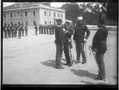 "Condecoração do veterano António Silva pelo Ministro da Guerra Vasconcelos Porto na Escola do Exército."