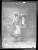 Duas crianças civis em traje tradicional transmontano.
