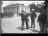 "Condecoração do veterano António Silva pelo Ministro da Guerra Vasconcelos Porto na Escola do Exército."