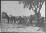 Militares junto a veículos de abastecimento de água.