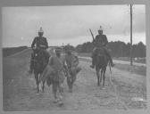 Dois militares a cavalo e dois a pé.