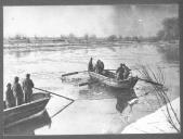 Militares em barcos.