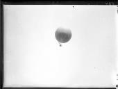 Exercícios militares: lançamento de balão cativo.