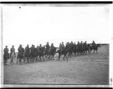 Grupo de militares a cavalo.