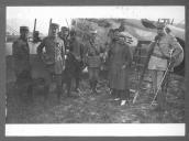 Grupo de militares junto a avião.