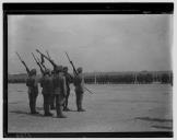 Cerimónia militar com comandante da base de Cherburgo.