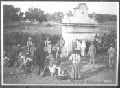 Militares e civis abastecem-se de água no fontanário.
