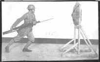 Soldado num treino com sabre-baioneta.