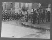 Desfile nas ruas de uma localidade.