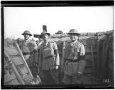 Militares nas trincheiras.
