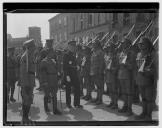 Cerimónia militar com comandante da base de Cherburgo.