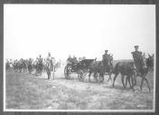 Militares a cavalo e em viatura de tracção animal.