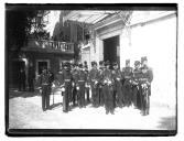 "Oficiais da marinha no paço de Belém."
