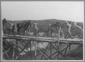 Militares a atravessarem ponte militar com os cavalos.