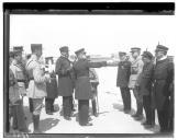 Cerimónia militar com comandante da base de Cherburgo.