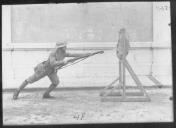 Soldado num treino com sabre-baioneta.