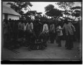 "Homens dançando ao som da marimba".