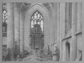 Interior de igreja destruída.