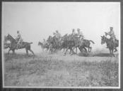 Exercícios militares a cavalo.