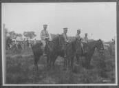 Grupo de oficiais a cavalo.