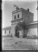 "Entrada do quartel de cavalaria."