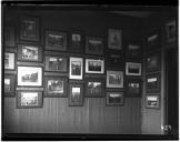 Fotografias do CEP emolduradas e expostas na parede de um edifício.