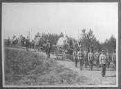 Militares e viaturas do serviço de saúde.