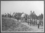 Militares e viaturas do serviço de saúde.