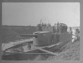 Canhoneira fluvial "Furieuse" com diversos militares a bordo.