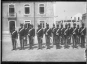 "Condecoração do veterano António Silva pelo Ministro da Guerra Vasconcelos Porto na Escola do Exército."