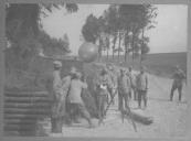 Grupo de militares com balão dirigível.