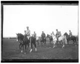 Grupo de oficiais a cavalo.