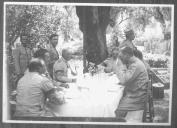 Oficiais durante uma refeição ao ar livre.