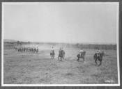 Exercícios militares a cavalo.