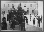 Transporte de malas em veículo de tracção animal.