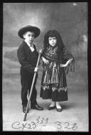 Duas crianças com traje tradicional minhoto.