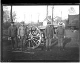 Grupo de militares junto a obus.