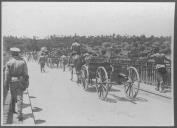 Coluna militar a cavalo a fazer atravessamento de ponte.